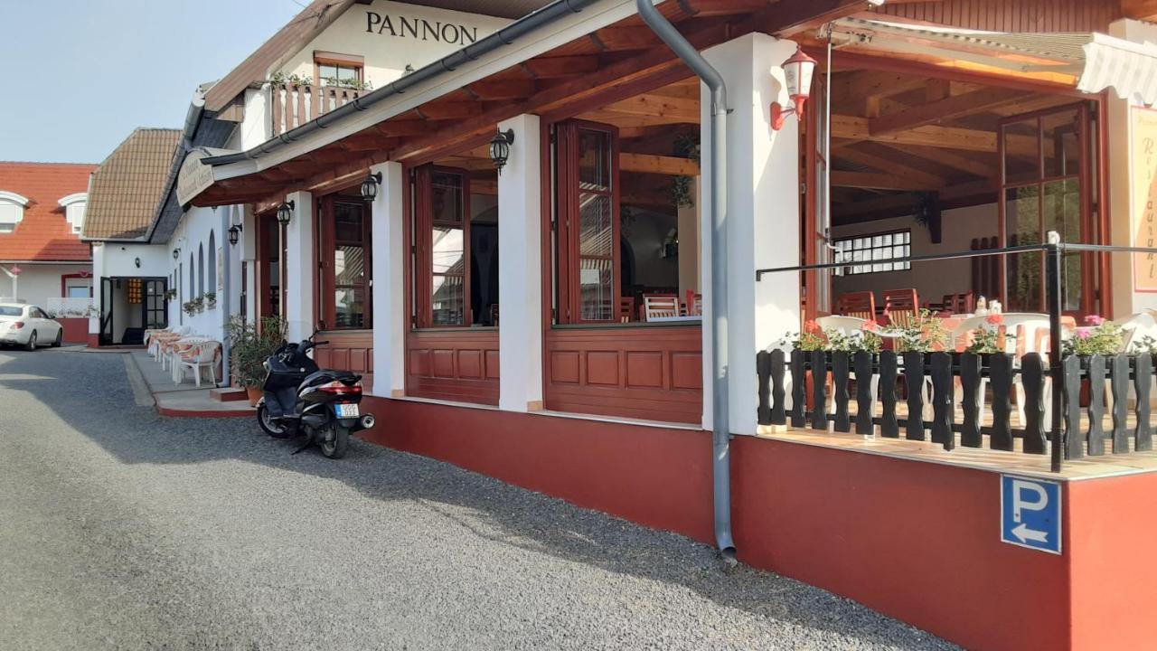 Pannon Panzio Restaurant Hotel Pannonhalma Buitenkant foto